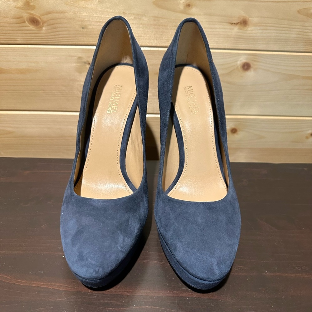 Brand NWOT Michael Michael Kors Sabrina blue suede chain link accent pumps sz 6